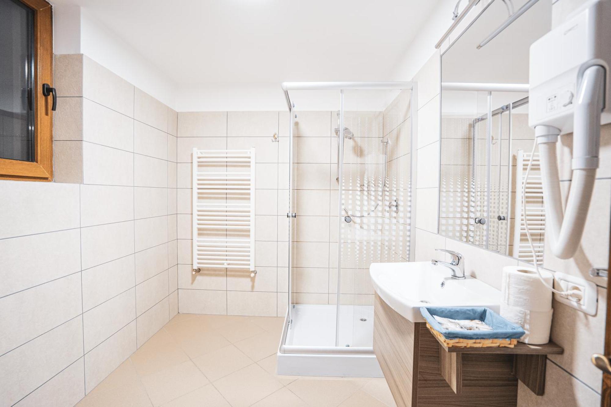 Hotel Rabbit Bran 莫伊西德约斯 外观 照片